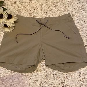 Columbia nylon feel stretchy walking shorts